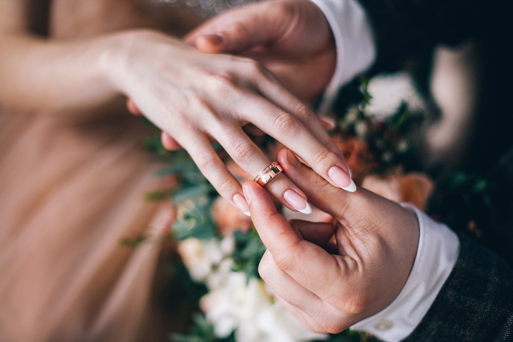 Свадьба рука кольцо