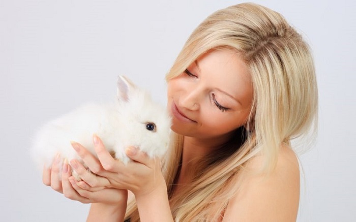 Блондинка с кроликом на руках