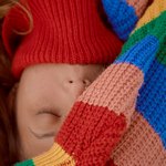 Спящая девушка в шарфе