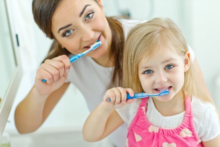 Чистить зубы во сне - к чему снится по разным сонникам?