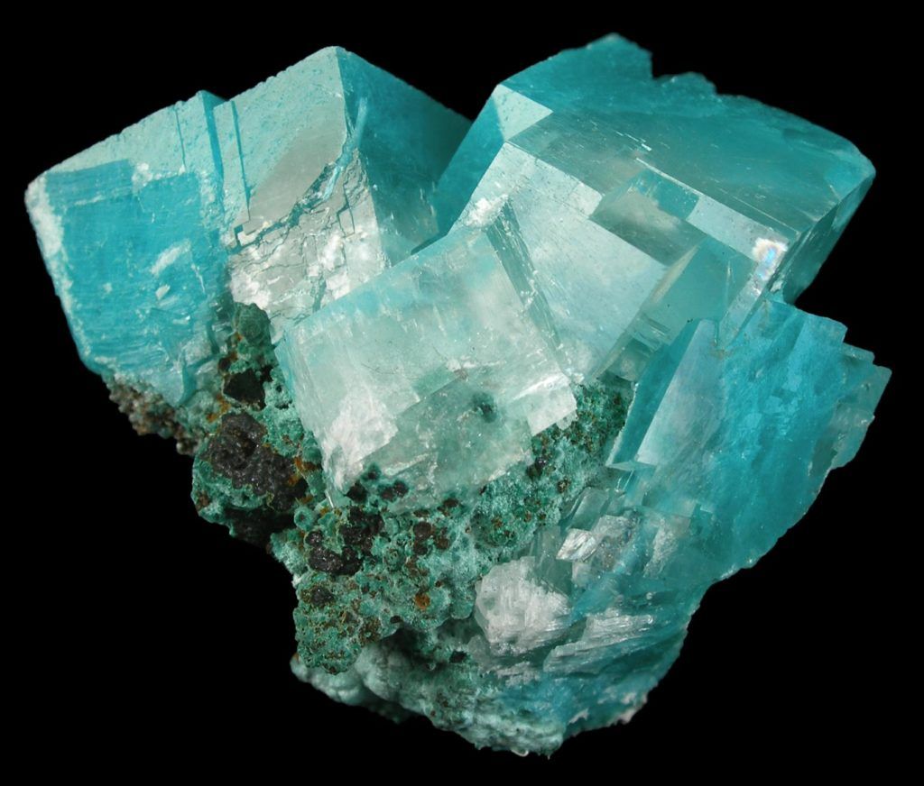 Аквамарин — камень цвета моря, один из самых чистых и прозрачных камней в природе. Аквамарин: значение и использование
