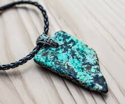 Аквамарин — камень цвета моря, один из самых чистых и прозрачных камней в природе. Аквамарин: значение и использование